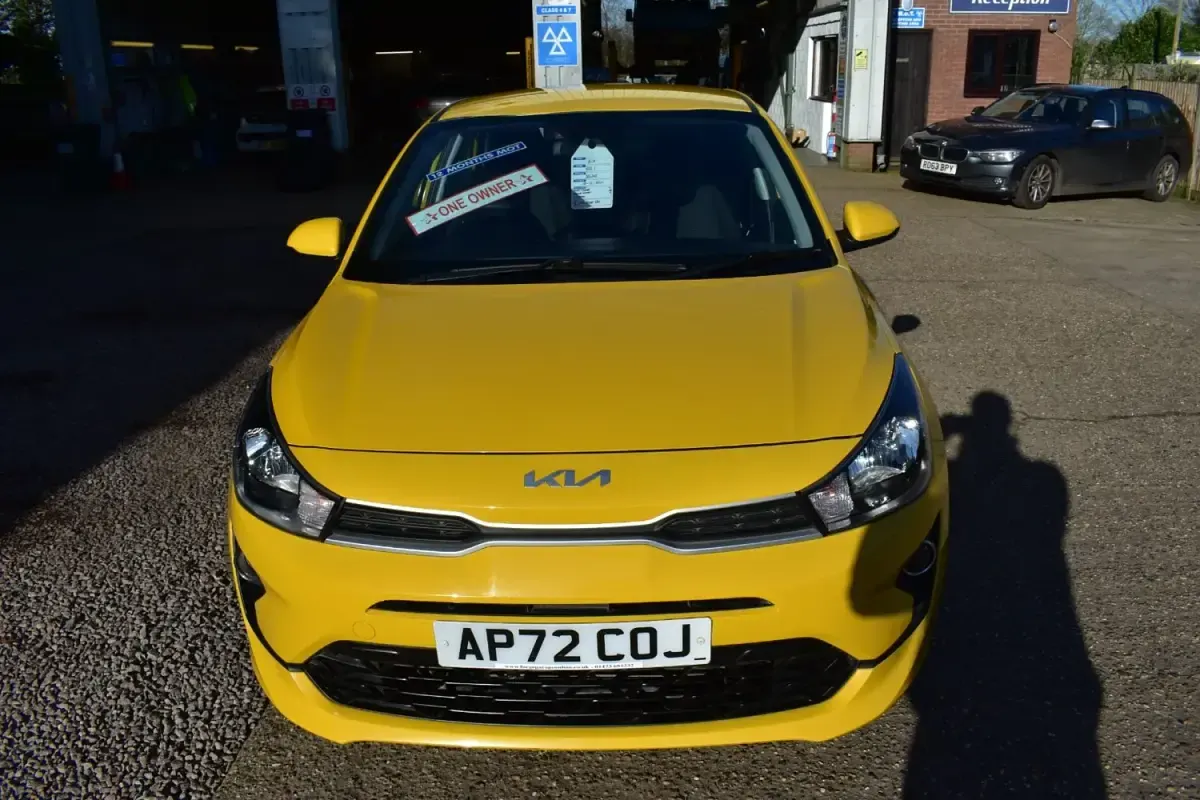 Usado Kia Rio 83 HP (61 kW) 2022 Amarelo Citadino