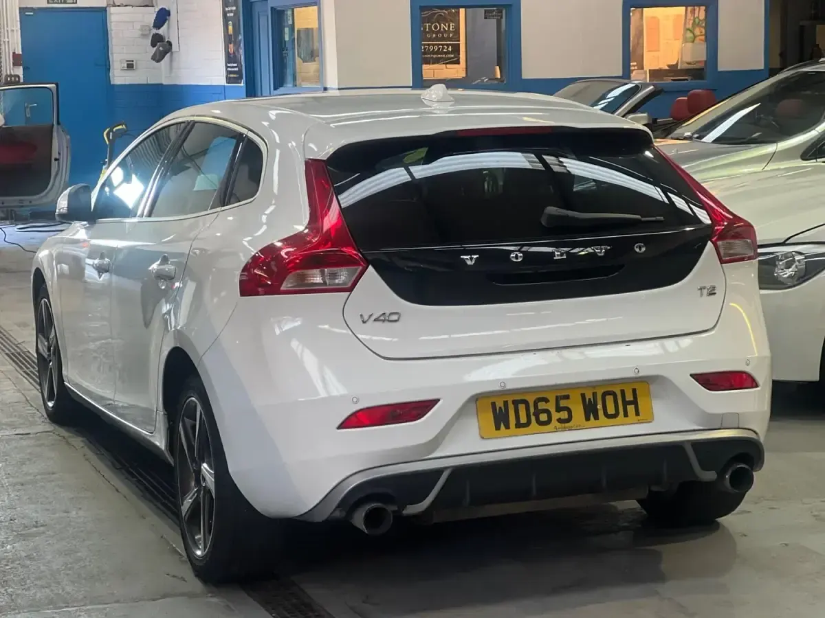 Usado Volvo V40 R-Design 122 CV (89 kW) 2015 Blanco Utilitario