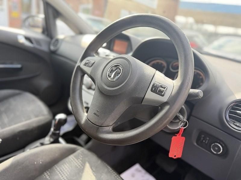 Used Vauxhall Corsa Design Edition 100 HP (73 kW) 2014 Silver Hatchback