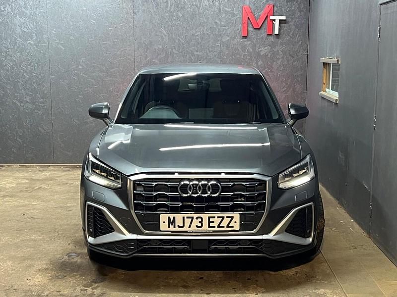 Begagnad Audi Q2 S-Line 2023 Grå SUV