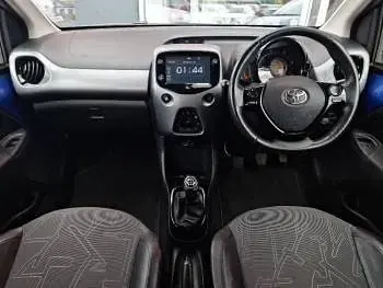 Used Toyota Aygo X-clusiv 72 HP (52 kW) 2018 Blue Hatchback