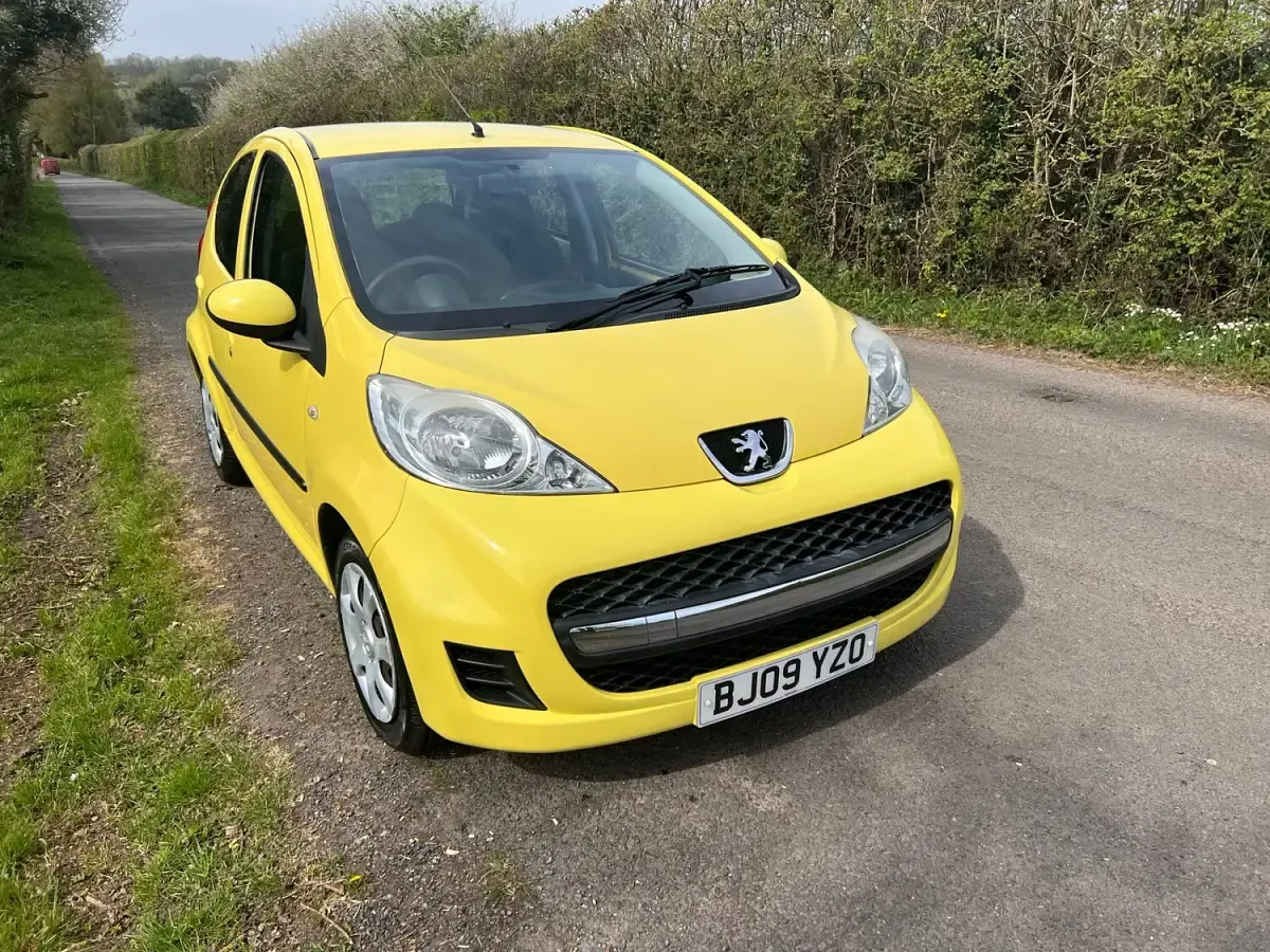 Second-hand Peugeot 107 68 CP (50 kW) 2009 Galben Hatchback