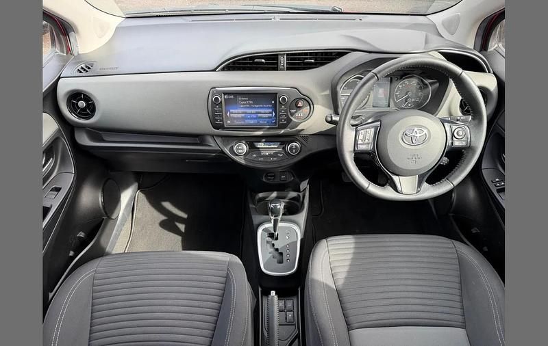 Used Toyota Yaris Hybrid 99 HP (72 kW) 2019 Red Hatchback