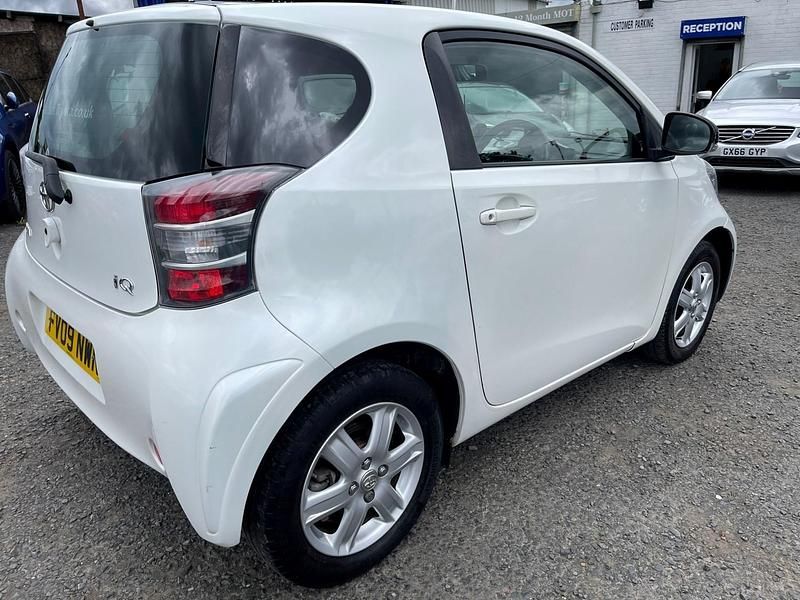 Used Toyota iQ 68 HP (50 kW) 2009 White Hatchback