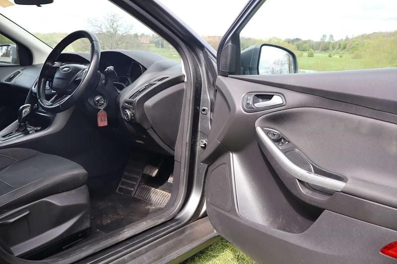 Used Ford Focus Zetec 125 HP (91 kW) 2017 Grey Estate