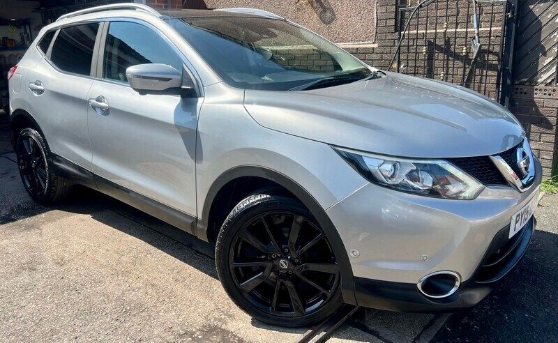 Silver Used 2015 Nissan Qashqai Tekna SUV | £7,595 (A bit pricey) - Image 1/4