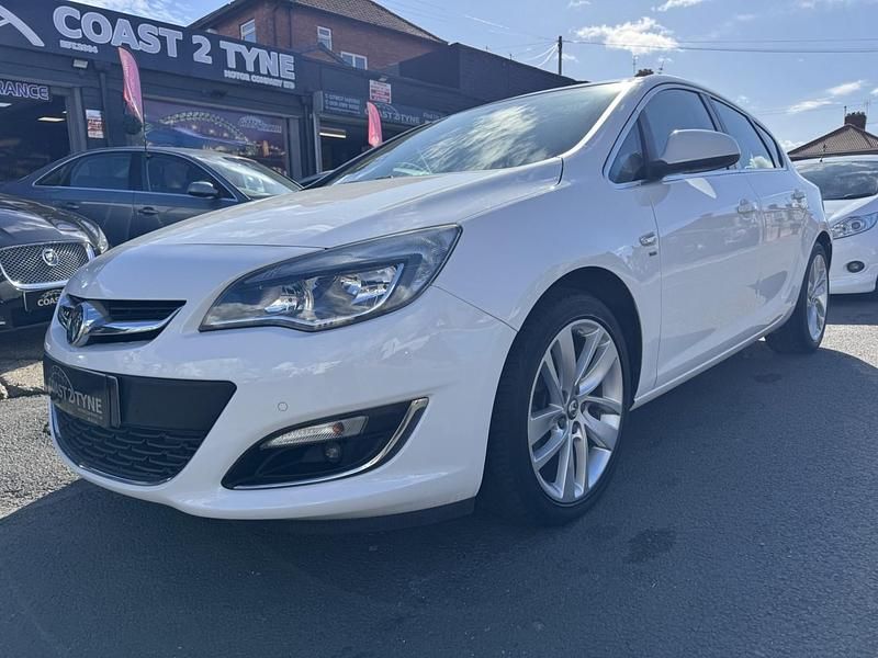 Used Vauxhall Astra SRi 136 HP (100 kW) 2014 White Hatchback