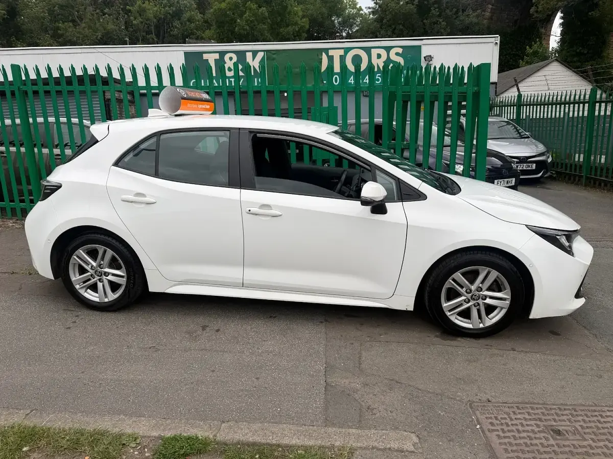 Used Toyota Corolla 120 HP (88 kW) 2022 White Hatchback