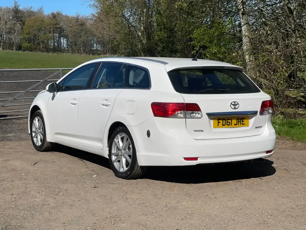Used Toyota Avensis 147 HP (108 kW) 2011 White Estate