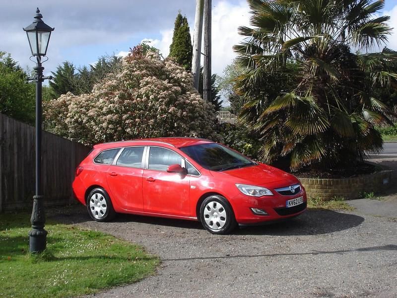 Used Vauxhall Astra 95 HP (69 kW) 2012 Red Estate