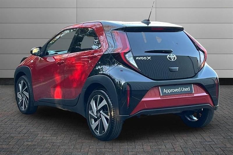 Used Toyota Aygo X 72 HP (52 kW) 2022 Chilli red with black SUV