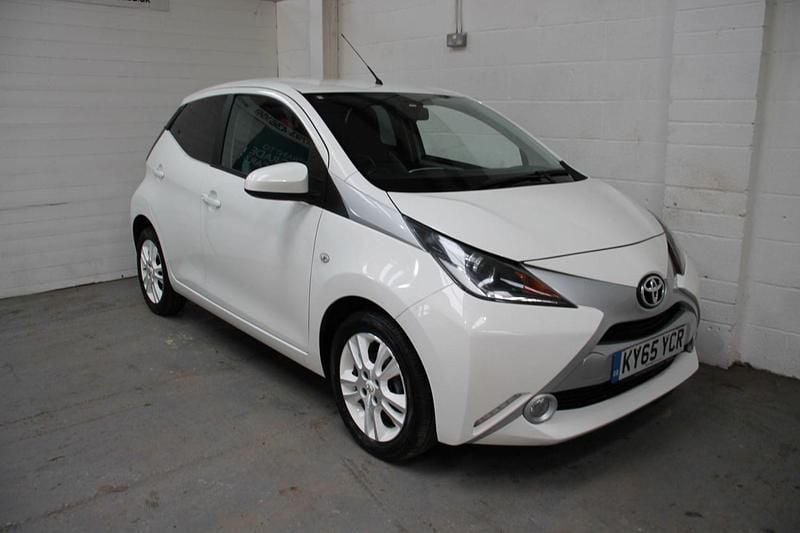 White Used 2015 Toyota Aygo X-pure Hatchback | £5,795 (Fair price) - Image 1/4