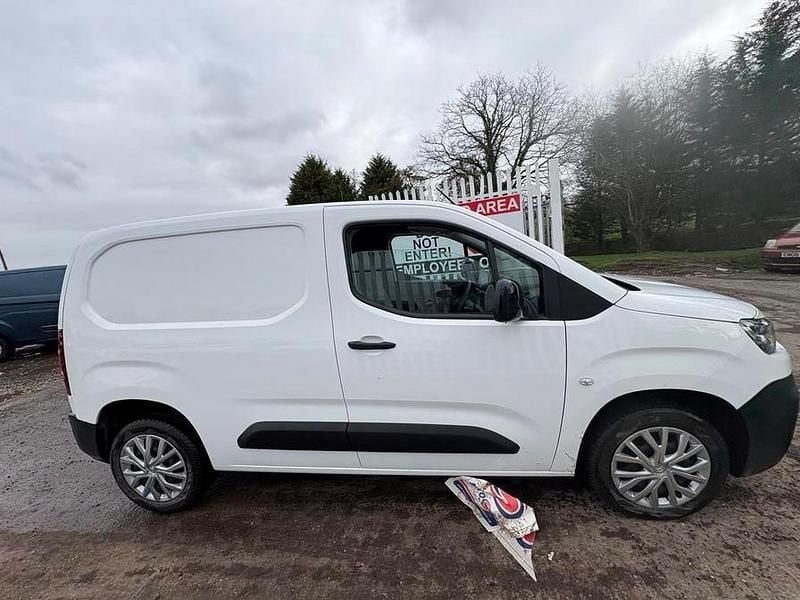 Used Citroën Berlingo 100 HP (73 kW) 2022 White MPV