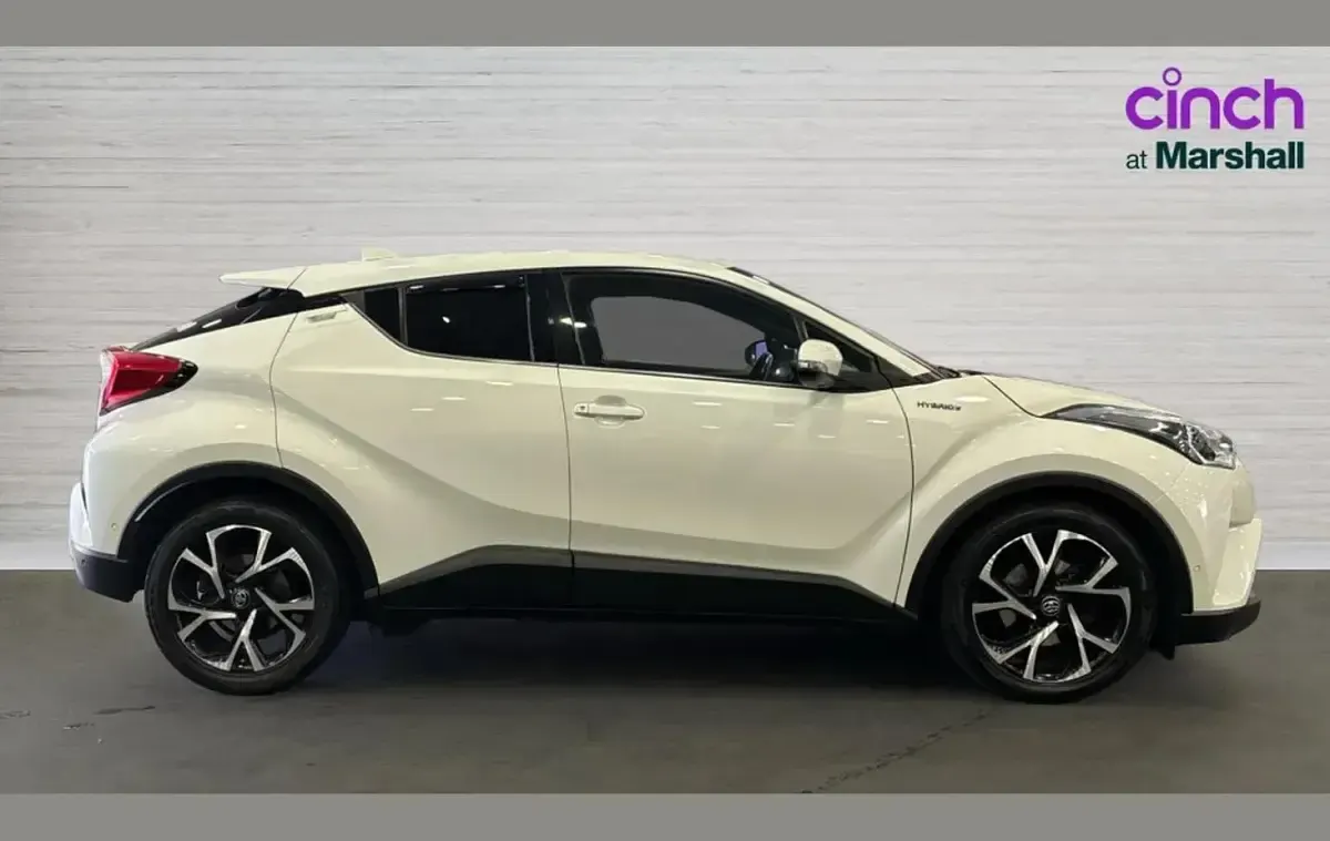 Used Toyota C-HR 122 HP (89 kW) 2017 White SUV