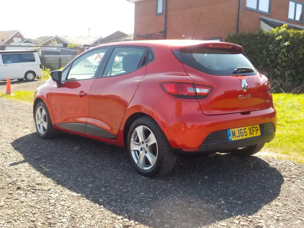 Used Renault Clio IV Play 90 HP (66 kW) 2015 Red Hatchback