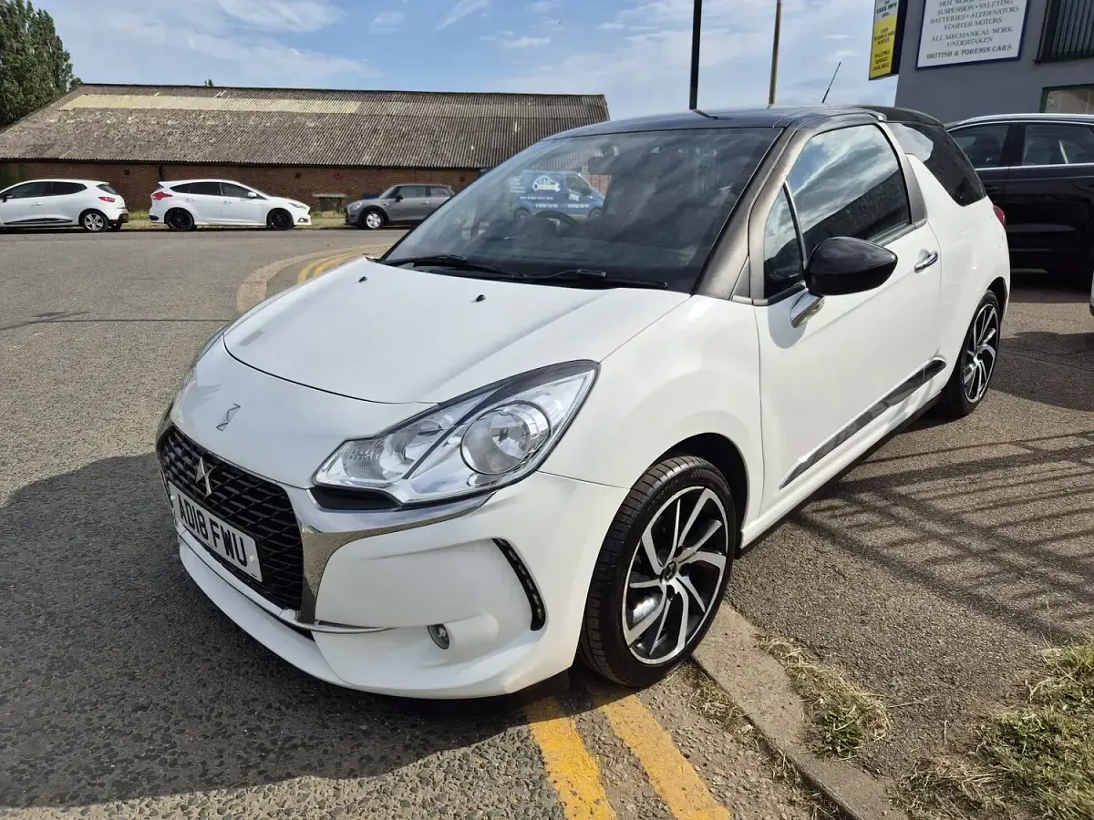 Used DS Automobiles DS3 Connected Chic 108 HP (79 kW) 2018 White Hatchback