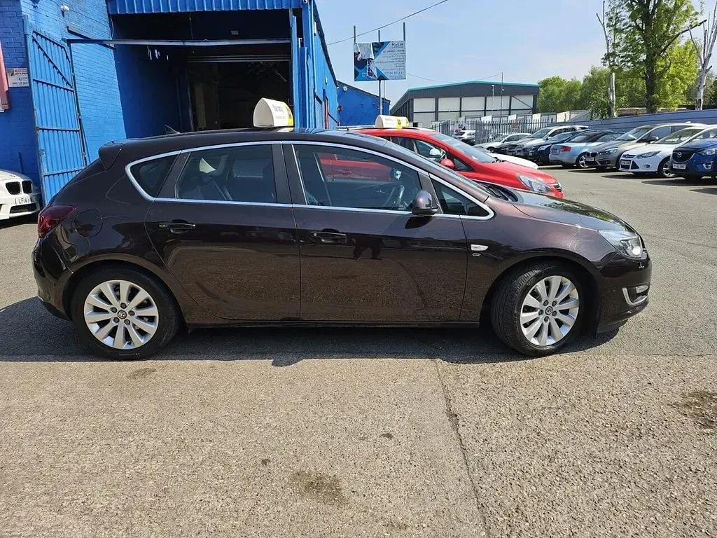 Used Vauxhall Astra Elite 130 HP (95 kW) 2014 Brown Hatchback