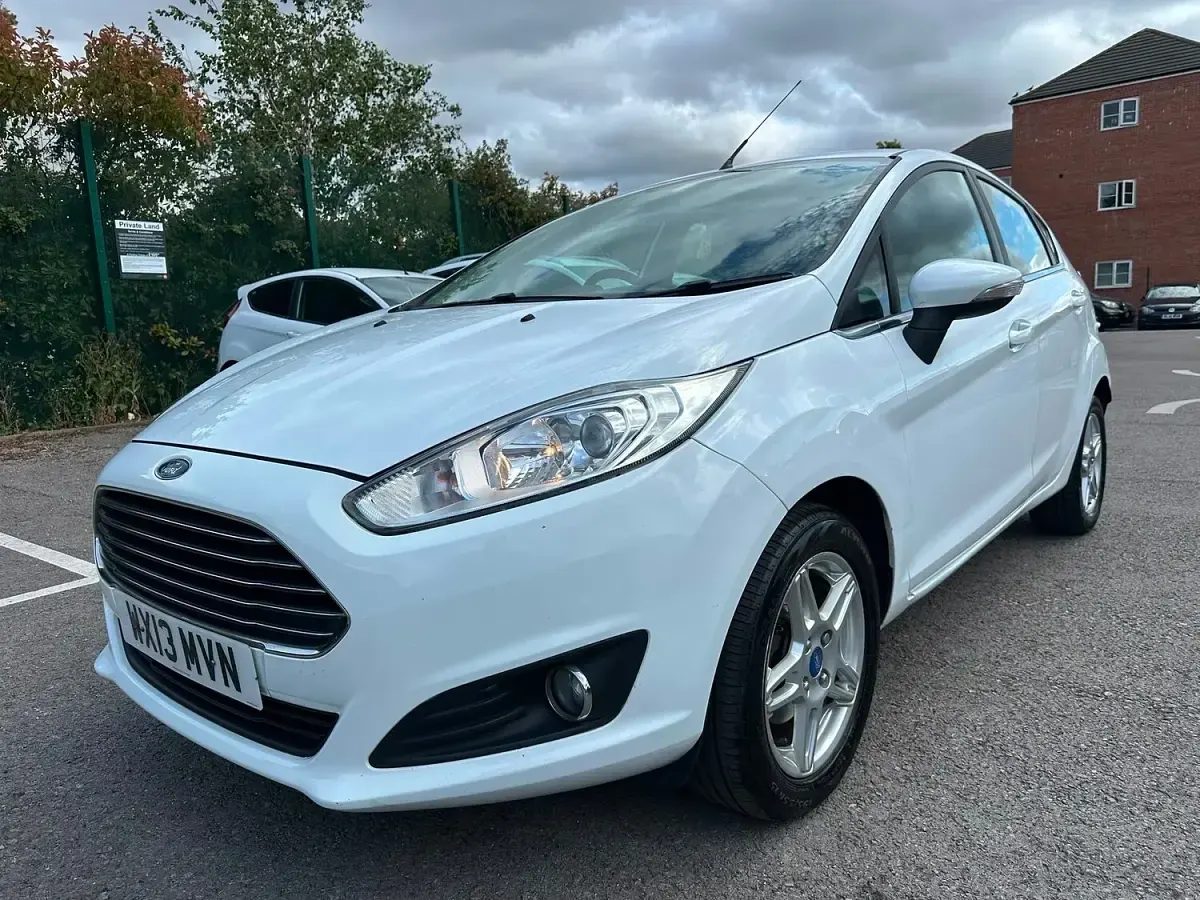 Used Ford Fiesta Zetec 82 HP (60 kW) 2013 White Hatchback