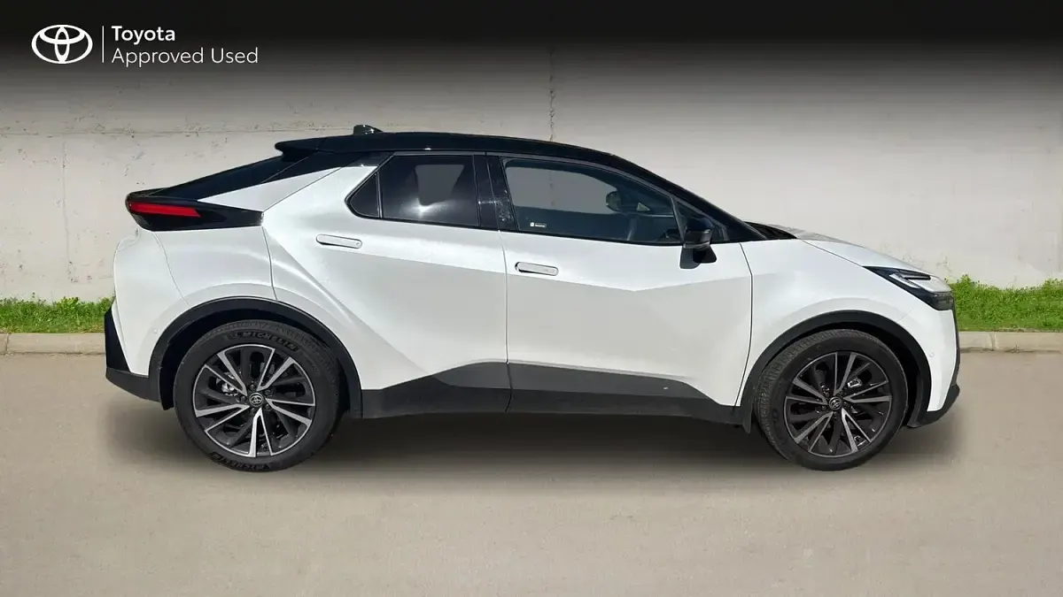 Used Toyota C-HR 140 HP (102 kW) 2026 White SUV