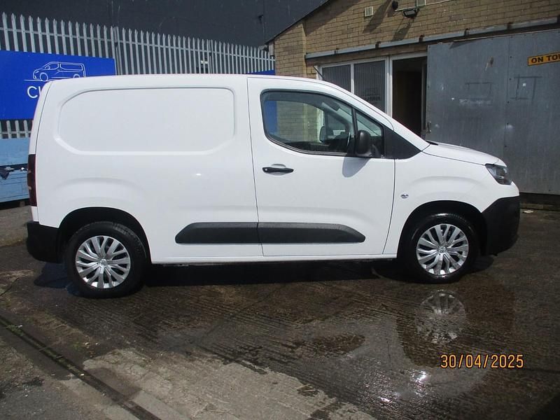 Used Peugeot Partner 131 HP (96 kW) 2021 White MPV