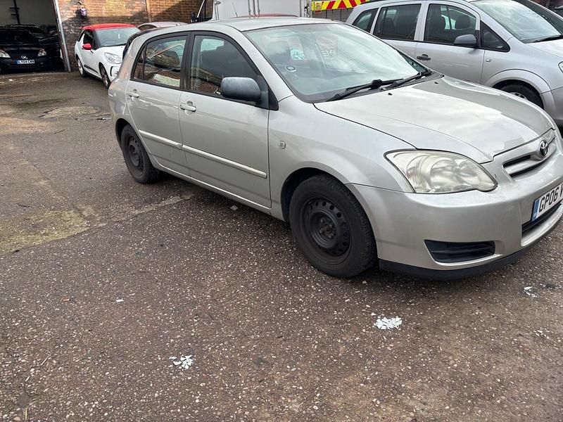 Used Toyota Corolla T2 97 HP (71 kW) 2006 Silver Hatchback