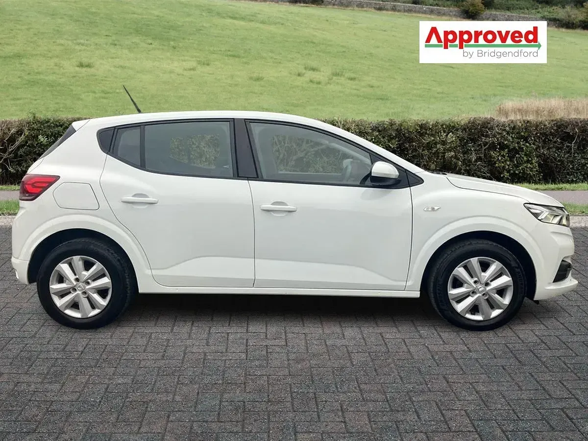 Usado Dacia Sandero Comfort 91 HP (66 kW) 2022 Branco Citadino