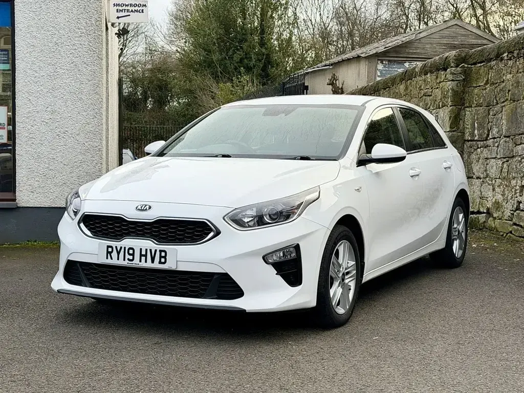 Usado Kia Ceed 114 HP (83 kW) 2019 Branco Citadino