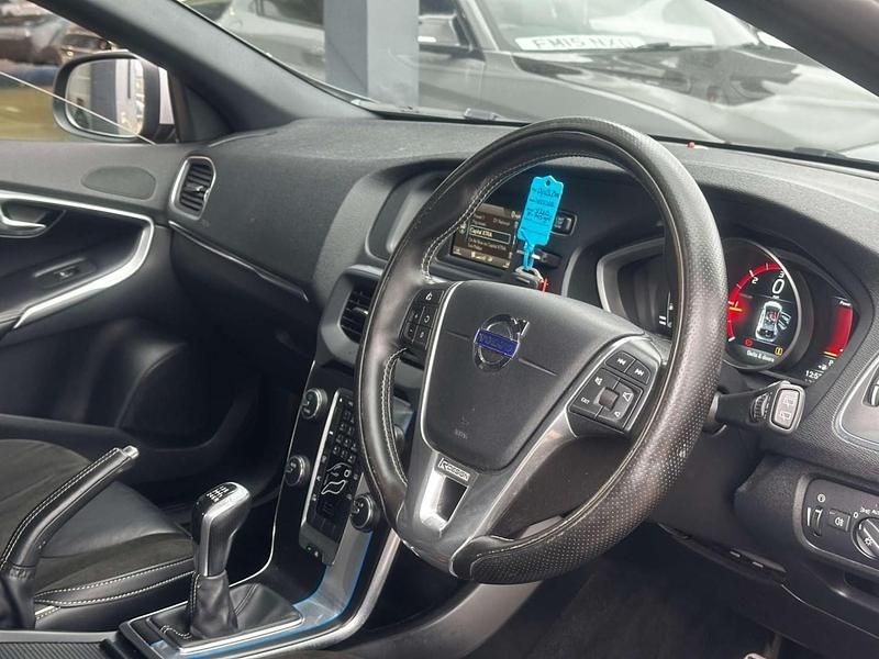 Begagnad Volvo V40 R-Design 120 HK (88 kW) 2015 Svart Halvkombi