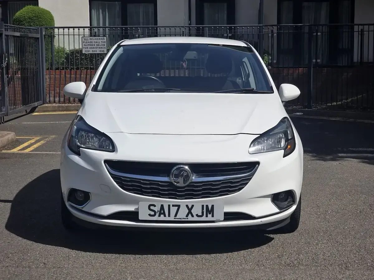 Used Vauxhall Corsa SRi 75 HP (55 kW) 2017 White Hatchback
