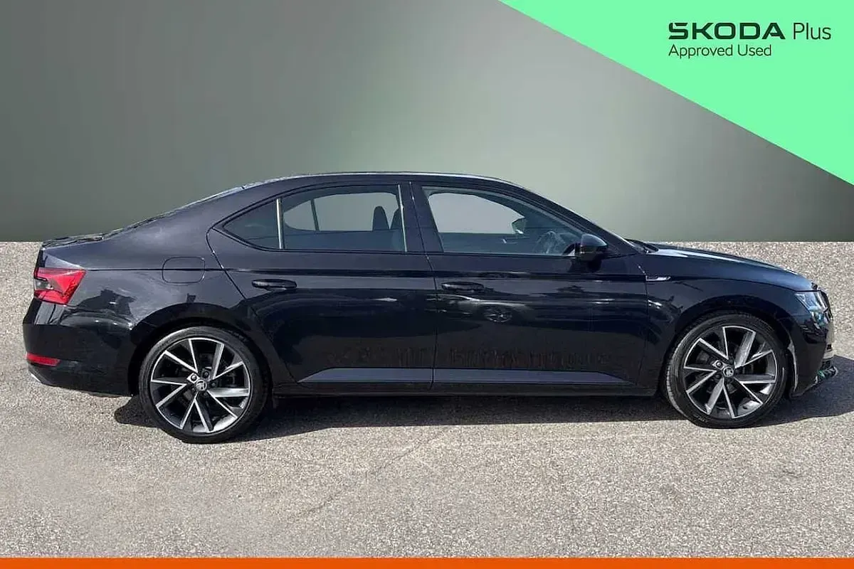 Usado Skoda Superb SportlinePlus 140 CV (102 kW) 2021 Negro Utilitario