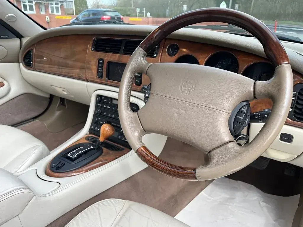 Used Jaguar XKR Supercharged 370 HP (272 kW) 2000 Pink Coupe