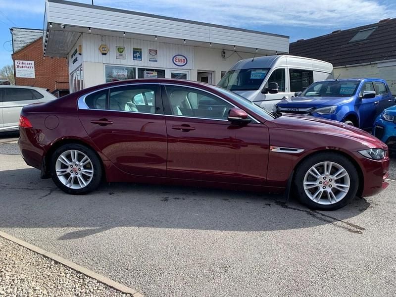 Used Jaguar XE Prestige 240 HP (176 kW) 2015 Red Sedan