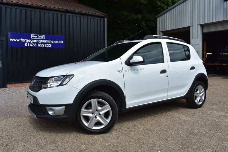 White Used 2015 Dacia Sandero Lauréate Hatchback | £4,995 (Fair price) - Image 1/4