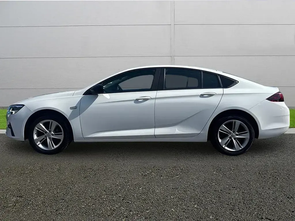 Second-hand Vauxhall Insignia 2020 Alb Hatchback