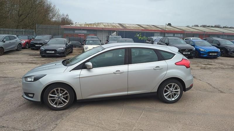 Begagnad Ford Focus Zetec 2016 Silver Halvkombi