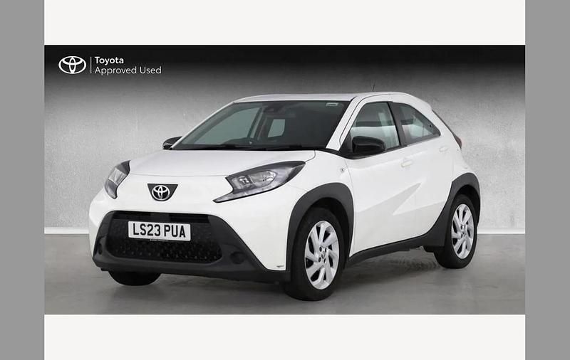 Usado Toyota Aygo X PURE 72 CV (52 kW) 2023 Blanco SUV