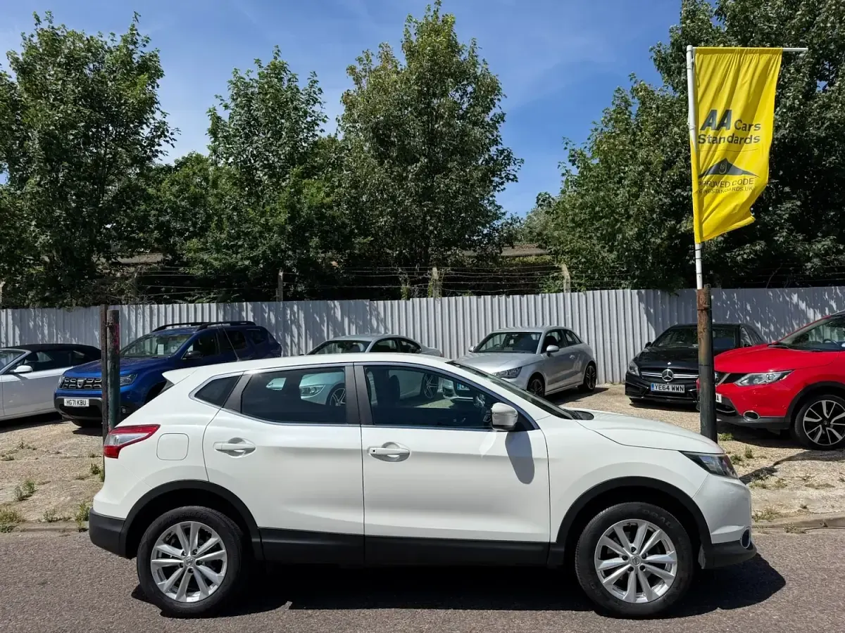 Used Nissan Qashqai Acenta 115 HP (84 kW) 2014 White SUV