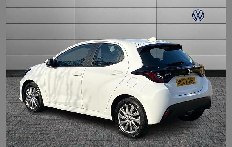 Used Toyota Yaris Hybrid 113 HP (83 kW) 2023 White Hatchback