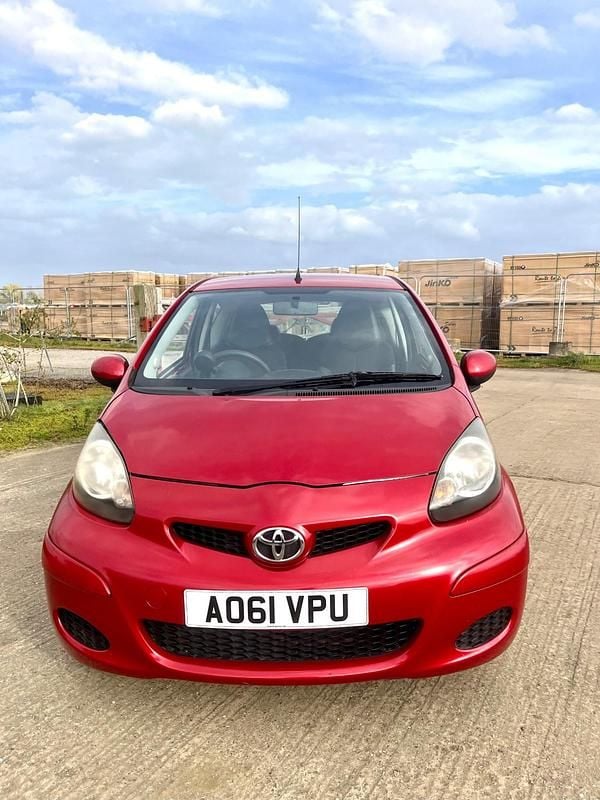 Usado Toyota Aygo 68 HP (50 kW) 2011 Vermelho Citadino