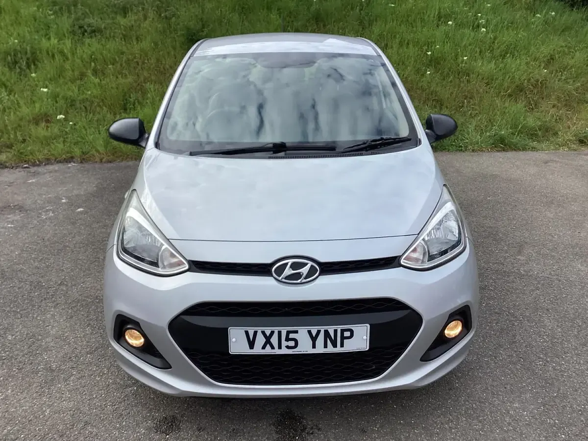 Usado Hyundai i10 67 HP (49 kW) 2015 Prateado Citadino