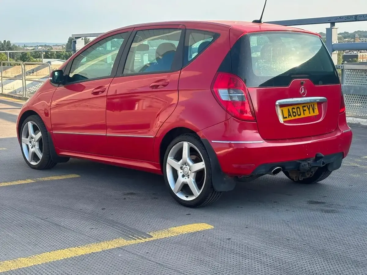Used Mercedes A160 Avantgarde 95 HP (69 kW) 2010 Red Hatchback