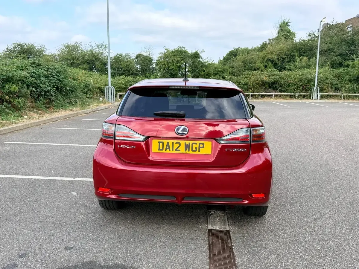 Used Lexus CT200h 134 HP (98 kW) 2012 Red Hatchback