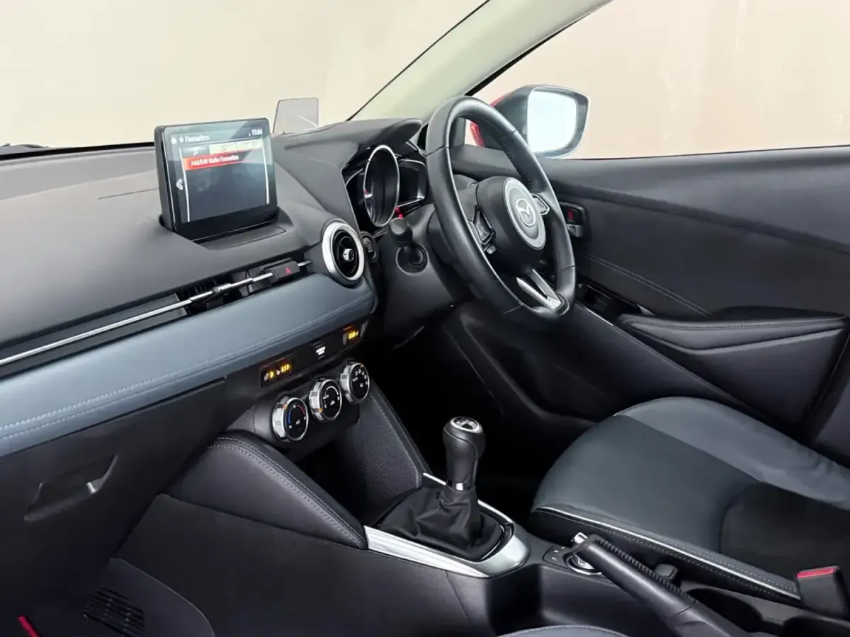 Używany Mazda 2 Inclusive 116 KM (85 kW) 2023 Czerwony Hatchback