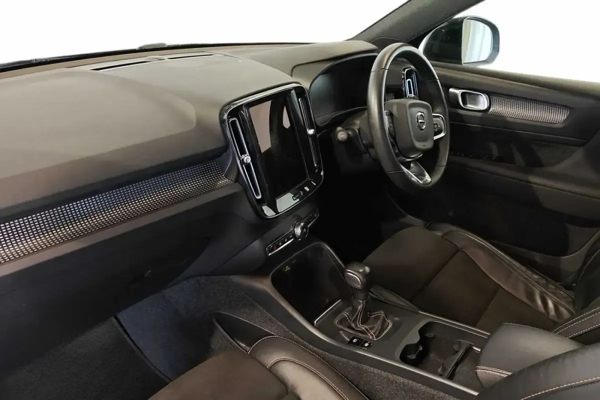 Used Volvo XC40 R-Design 163 HP (119 kW) 2022 SUV