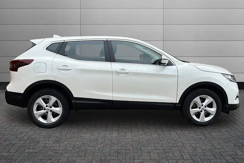 Used Nissan Qashqai Acenta Premium 140 HP (102 kW) 2021 Storm white SUV