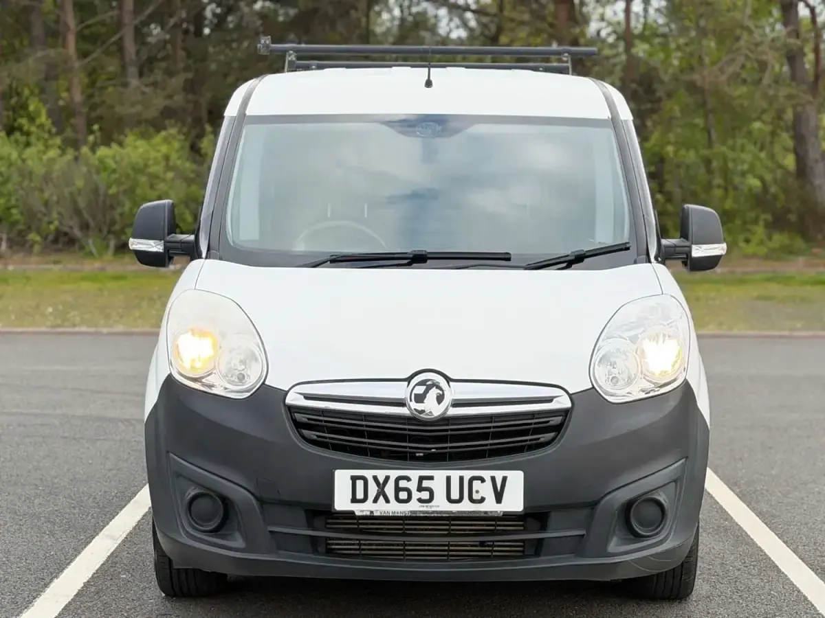 Usado Vauxhall Combo 89 HP (65 kW) 2015 Branco Monovolume