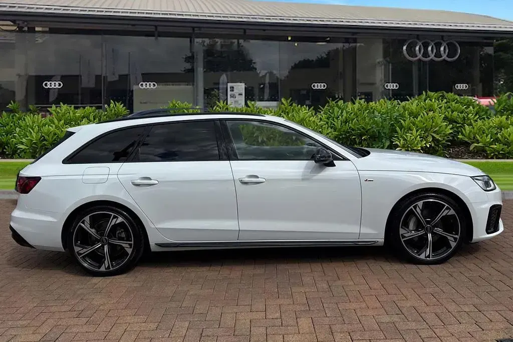 Used Audi A4 Black Edition 204 HP (150 kW) 2024 White Estate