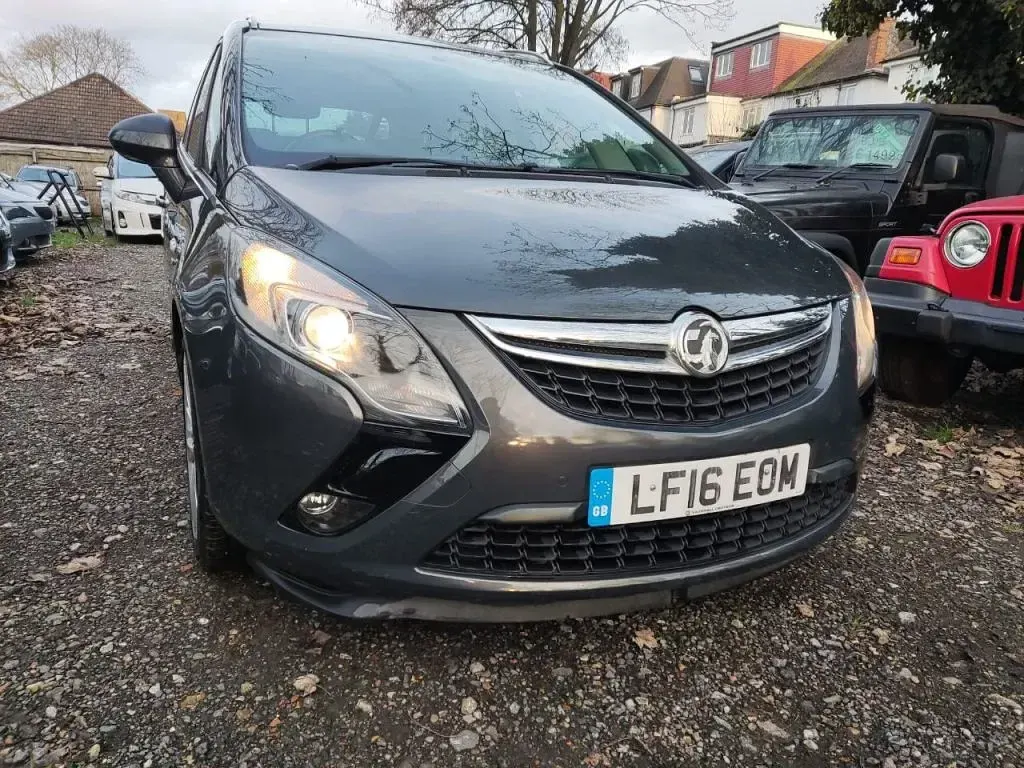 Begagnad Vauxhall Zafira SRi 140 HK (102 kW) 2016 Grå Minibuss