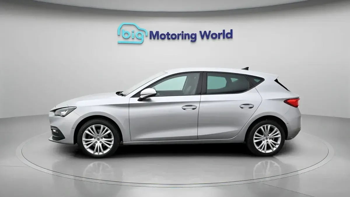 Used Seat Leon SE Dynamic 110 HP (80 kW) 2022 Silver Hatchback