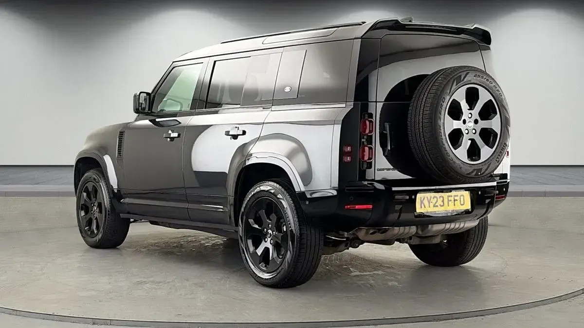 Used Land Rover Defender HSE Dynamic 250 HP (183 kW) 2023 Carpathian grey SUV